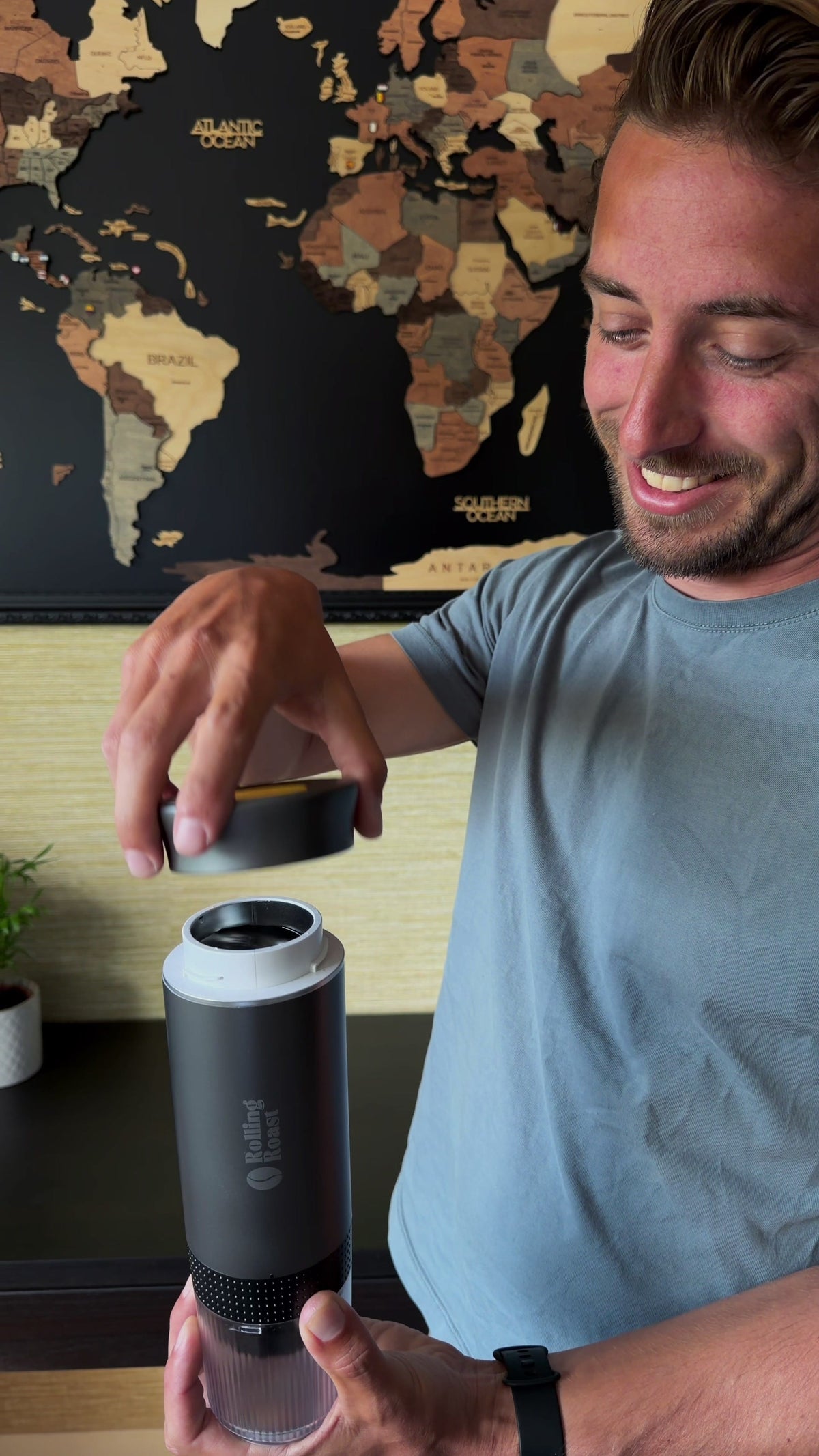 Rolling Roast Nomad: deksel open, klaar voor gemalen koffie (doseren tot 8 g)