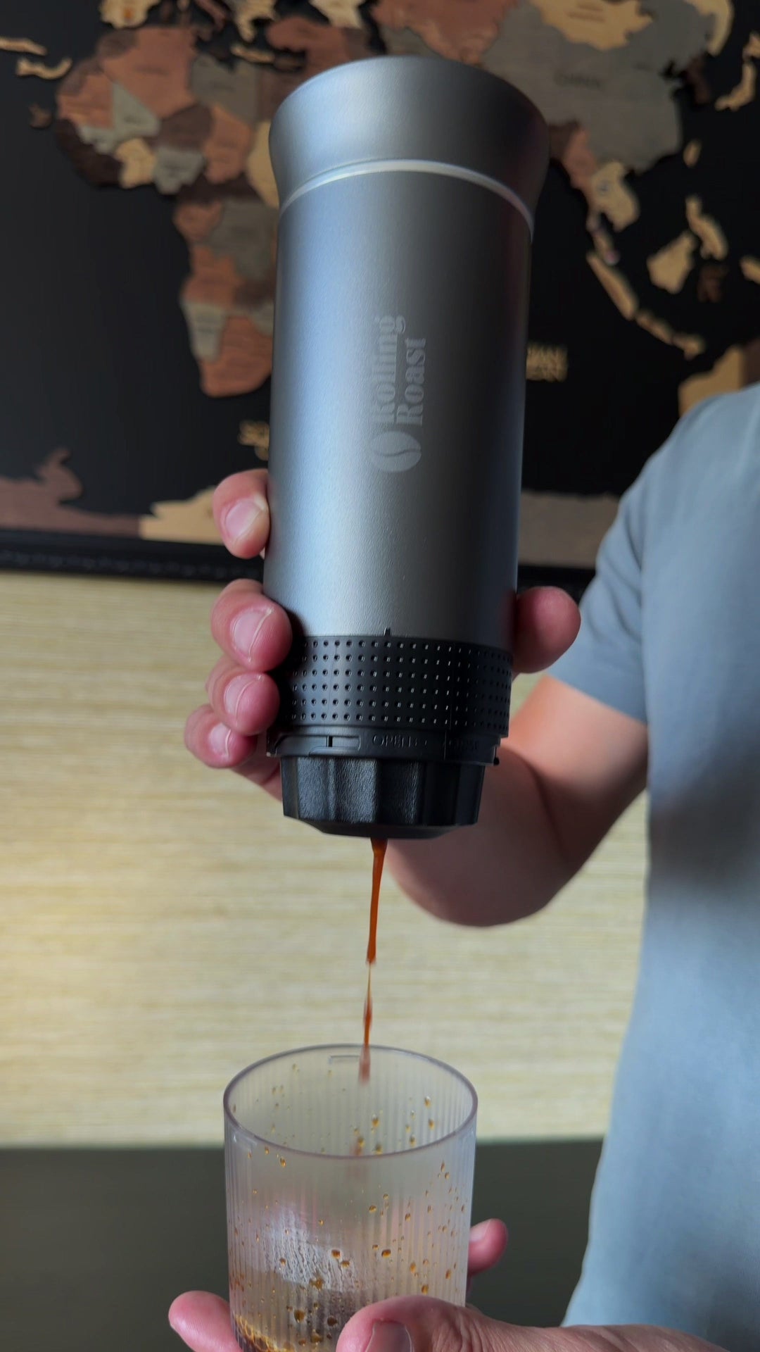 Rolling Roast Nomad in Zilver: espresso schenken, close-up