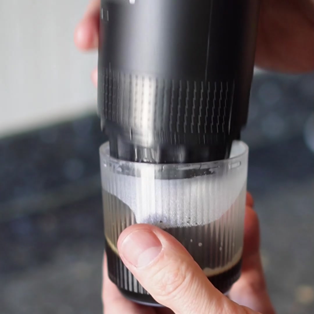 Rolling Roast Nomad zet espresso in een glas